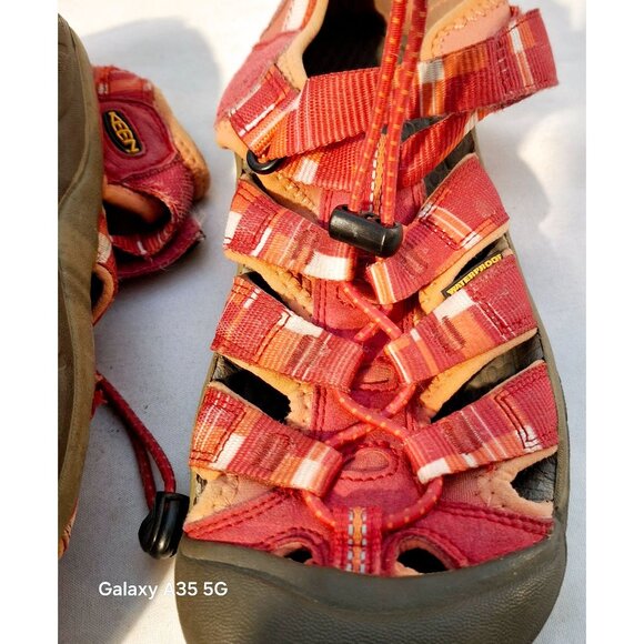 KEEN Youths Red Hiking Sandals Size 4G With Non-Slip Soles & Secure Fit - Picture 3 of 4